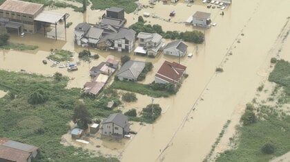 上空から見た富山県氷見市の冠水被害　腰の高さほど水に浸かったコンビニ、ボートで進む救助隊　土砂崩れで道路は寸断　ブリ漁の定置網には流木が絡む