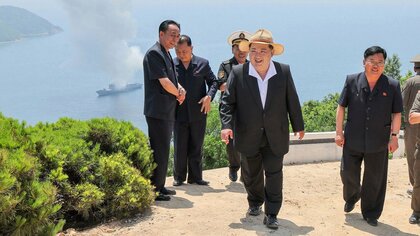 北朝鮮、新型駆逐艦でミサイル発射試験　金正恩総書記「2カ月以内に就役を」　去年の進水式では横転し金総書記激怒