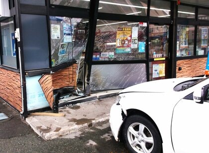 【ブレーキのつもりがアクセルに】70代女性が運転する乗用車がコンビニに突っ込む…壁・窓・ATM・冷凍庫が破損＿ケガ人なし〈北海道稚内市〉