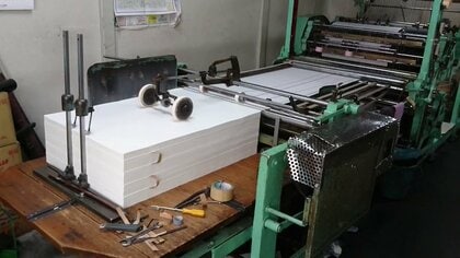 ノートに線を引く「罫引き印刷機」が最後の1台に…壊れたらどうなる?ツバメノートに聞いてみた
