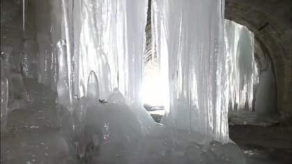 まさに神秘！産業遺産に現れる「氷の神殿」　万世大路・二ツ小屋隧道　廃墟と自然が織りなす造形美【福島発】