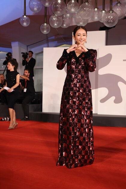 木村文乃 ベネチア国際映画祭にGUCCIの豪華ドレスで登場…観衆に