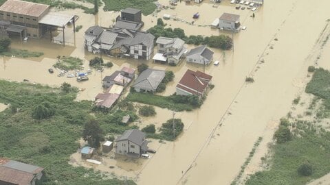 上空から見た富山県氷見市の冠水被害　腰の高さほど水に浸かったコンビニ、ボートで進む救助隊　土砂崩れで道路は寸断　ブリ漁の定置網には流木が絡む