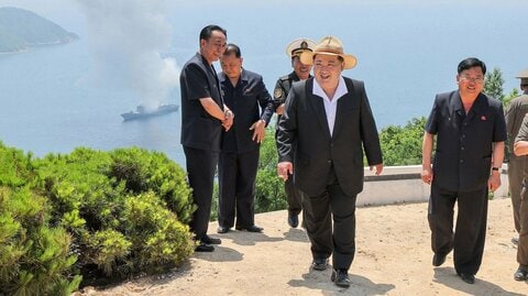 北朝鮮、新型駆逐艦でミサイル発射試験　金正恩総書記「2カ月以内に就役を」　去年の進水式では横転し金総書記激怒