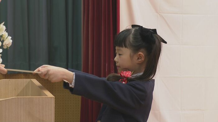 保育証書を受け取る春々音ちゃん