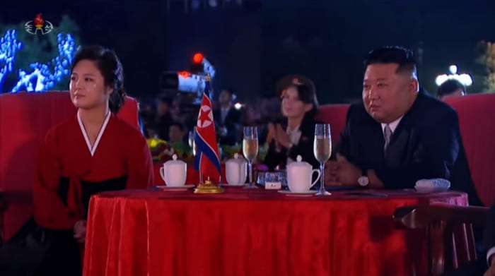 2022年9月、公演を観覧する金正恩総書記と妻の李雪主氏