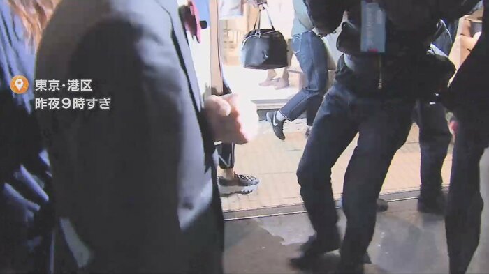 面会を終えた元婚約者の男性。合意文書も交わしたという(12日)