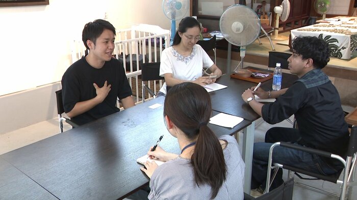 学生に自身の活動を熱心に語る小玉大也さん（左）