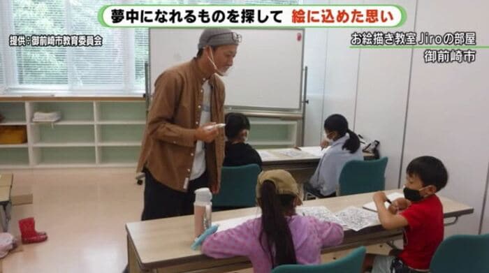 地元の子供に絵画を教えている