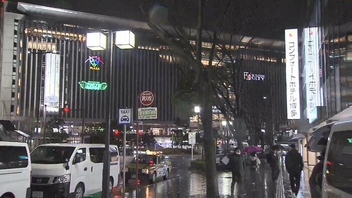 女性が刺殺されたJR博多駅前