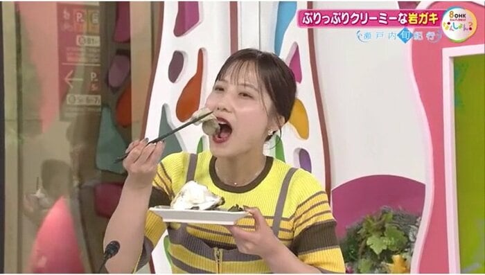 試食するOHK・藤本紅美アナウンサー