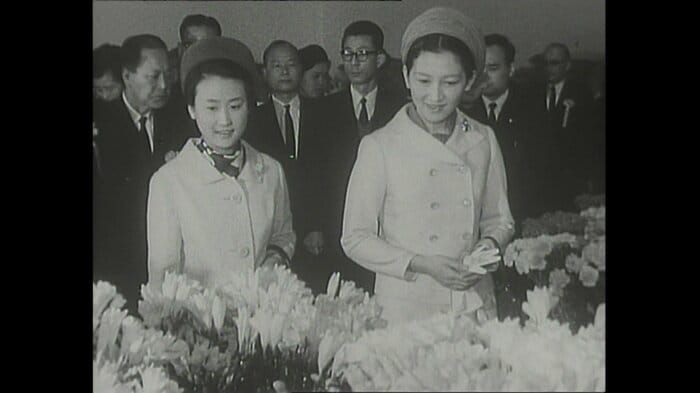 昭和43(1968)年　「花の展覧会」をご覧になる華子さまと美智子さま