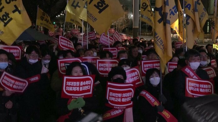 ソウル市医師会が開いた抗議集会には医師ら約300人が参加(2月22日)