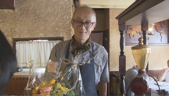 客から花束をもらうマスター・久保田さん(8月24日)