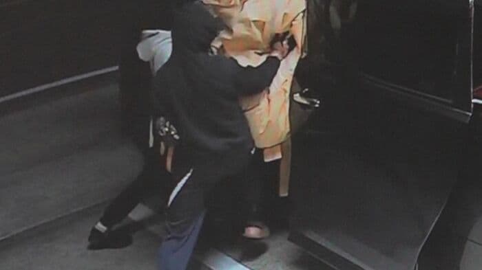 盗んだものが入りきらず…押し込む様子が