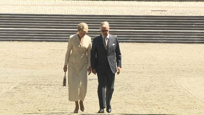 炎天下のなか歩いて両陛下の出迎えにきた国王夫妻