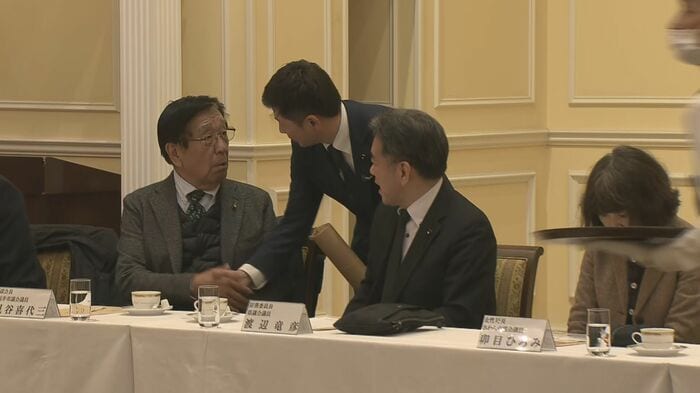 県連関係者と握手を交わす山本氏