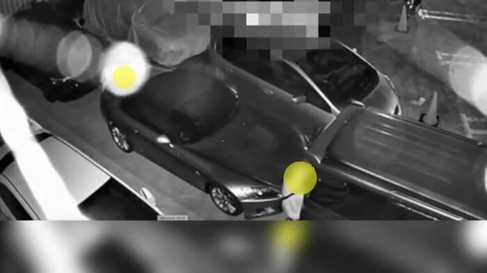 しゃがみ込んでナンバープレートを付け替えるようなしぐさも