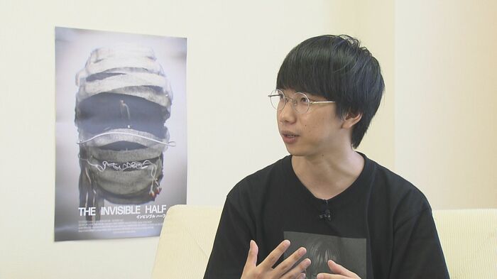 インタビューに答える西山監督