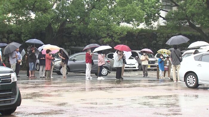 外にまで長い行列が