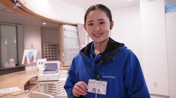 バイト姿の青木