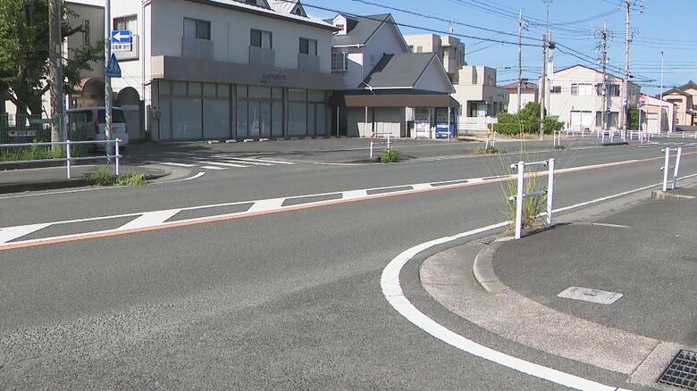 原付バイクに2人乗り…パトカーから逃走中に乗用車と出合い頭に衝突 17歳少年と後ろに乗っていた16歳少年がケガ｜FNNプライムオンライン