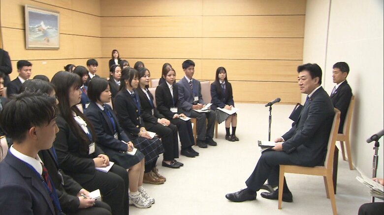 木原官房長官　アメリカへ派遣の沖縄の高校生らを激励「大きなステップとなることを期待」｜FNNプライムオンライン