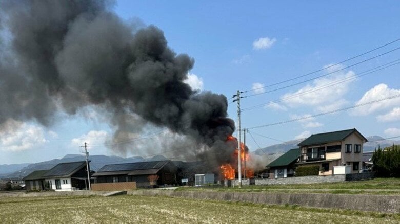 「家が燃えている」　行橋市で住宅火災　焼け跡から2人の遺体　親子と連絡取れず　福岡｜FNNプライムオンライン