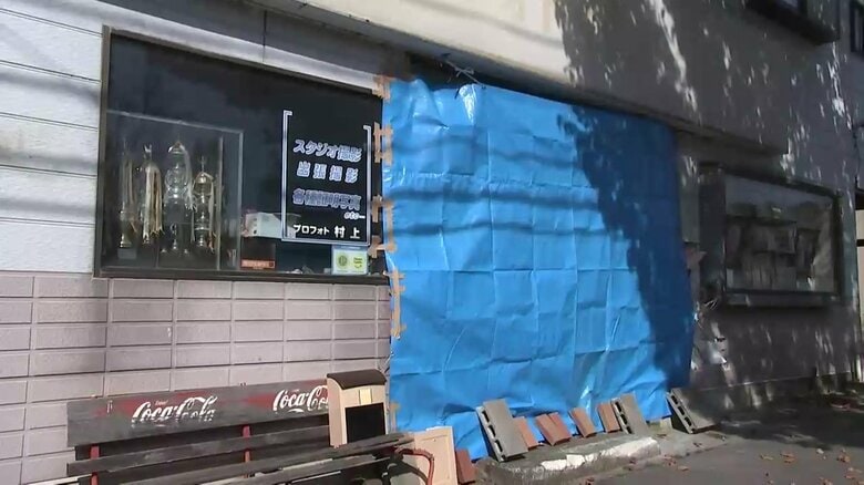 職務質問を振り切り逃走、乗用車が建物に連続衝突事故　車を置いたまま2人逃走中　深夜に「キー、キュルキュル、ドン」という衝突音響く　警察「追跡は適切」　岩手県｜FNNプライムオンライン