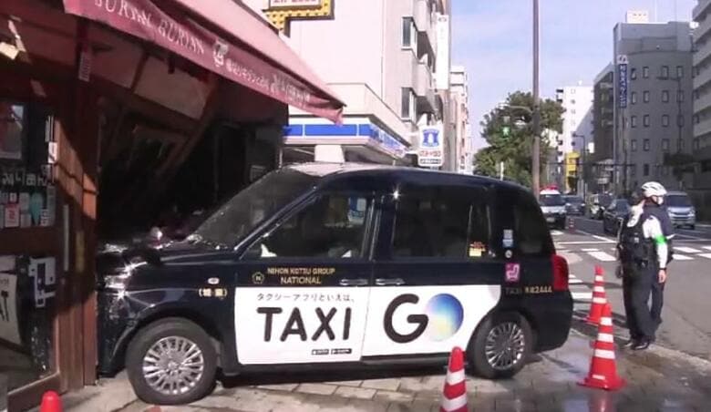 【速報】タクシーが衝突事故のはずみで店に突っ込む　運転手と乗客が軽傷　大阪・中央区｜FNNプライムオンライン