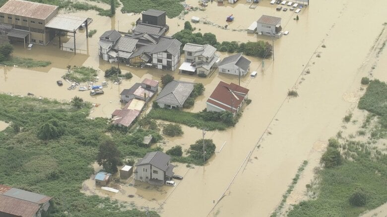 上空から見た富山県氷見市の冠水被害 腰の高さほど水に浸かったコンビニ、ボートで進む救助隊 土砂崩れで道路は寸断 ブリ漁の定置網には流木が絡む|FNNプライムオンライン