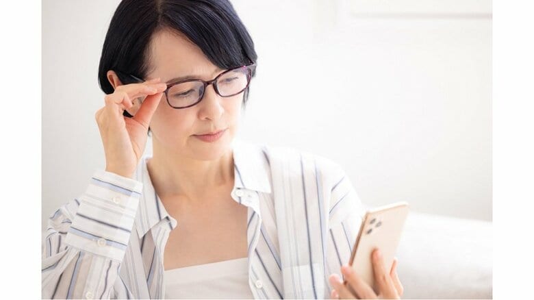 「老眼」へのカウントダウンは小学生から始まっている！？指先を使ったセルフチェック法と老眼を我慢してはいけない理由｜FNNプライムオンライン