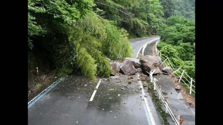西予・野村町の国道１９７号で落石　約１０日間の全面通行止めに　台風７号の雨の影響【愛媛】｜FNNプライムオンライン