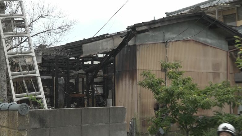【続報】新潟市西区で住宅火災　木造平屋建て住宅が全焼し一人暮らしの80代女性がやけど 命に別条なし「火の粉がボーっと…」｜FNNプライムオンライン