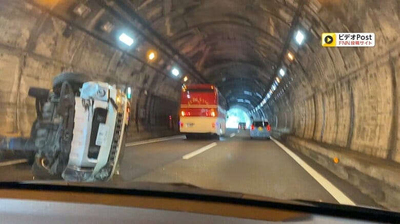 中央道・岩殿トンネルで車横転　親子3人が軽傷　車線変更の際に観光バスの側面と衝突　山梨・大月市｜FNNプライムオンライン