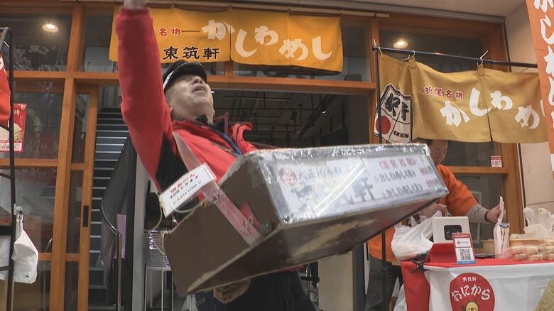日本で唯一の“立ち売り”駅弁 100年以上受け継がれてきた『折尾名物』 商店街に響く独特な節回し 【福岡発】｜FNNプライムオンライン