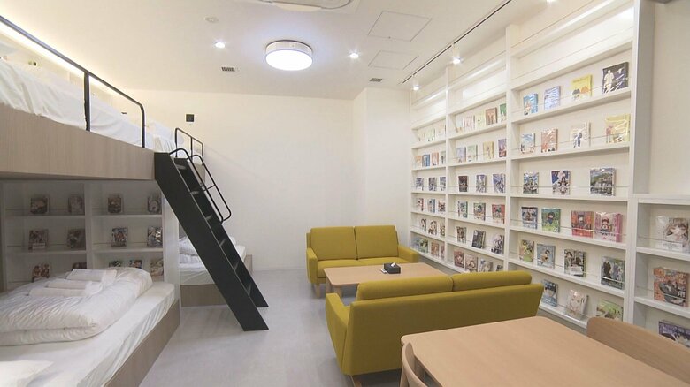 漫喫ならぬ“漫泊”…『ジョジョ』や『薬屋』などマンガ約2万冊が読み放題のホテル インバウンド向けの英訳版も完備|FNNプライムオンライン