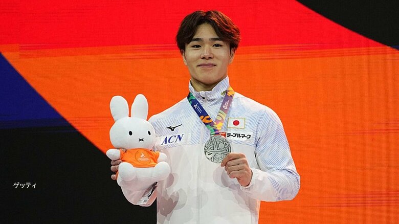 パリ五輪3冠の岡慎之助　体操世界選手権で個人初の銀メダル　鉄棒で高難度の技を次々　着地もピタリでガッツポーズ｜FNNプライムオンライン