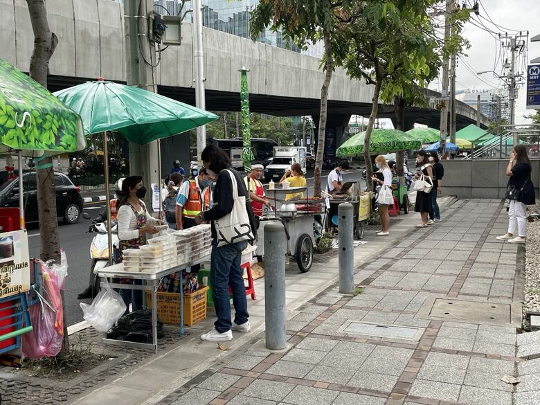 バンコクでは屋台がいたるところに見られる