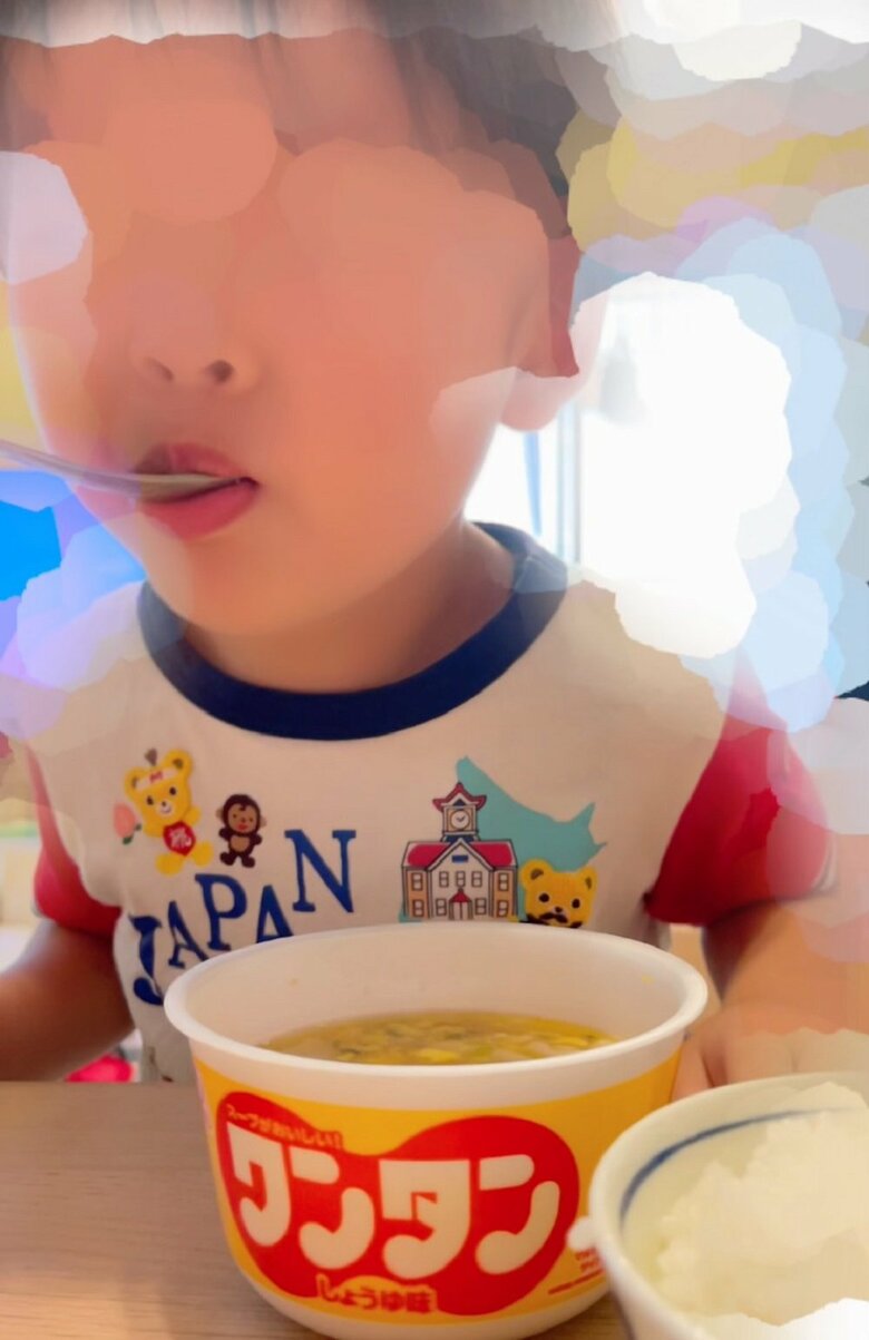 ワンタンを食べる息子さん