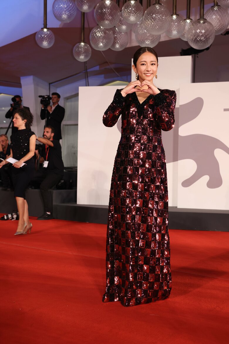 木村文乃さん 手でハートマーク (c) Kazuko Wakayama