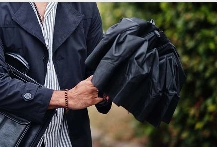 傘と一緒に手も拭けて一石二鳥（提供：アイオン）