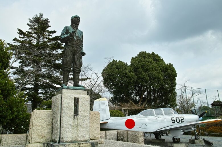 知覧特攻平和会館　特攻隊像（鹿児島県）