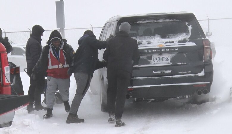 大雪と強風の影響で至るところで車が立ち往生