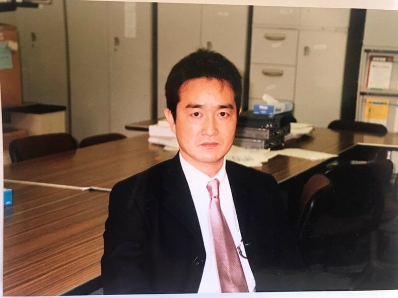 30代の頃のスーツ姿の大場さん