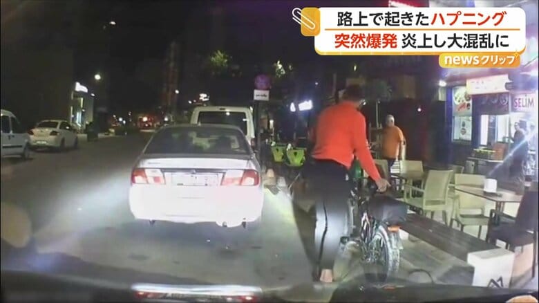 道路脇に止まっていた車（トルコ南部の街・メルシン）