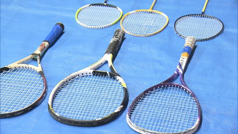 たくさんのラケットやテニスボールも押収された