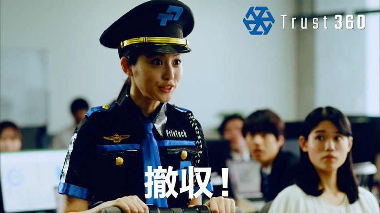 今田美桜 キュートなポリス姿で登場!初の電動キックスケーターに苦戦…あわやカメラに!?