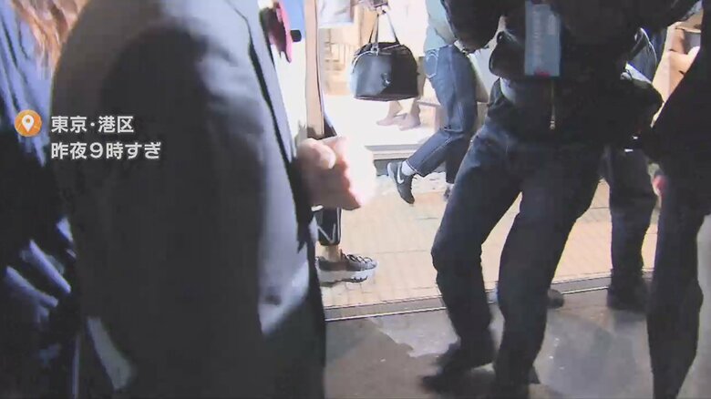 面会を終えた元婚約者の男性。合意文書も交わしたという(12日）