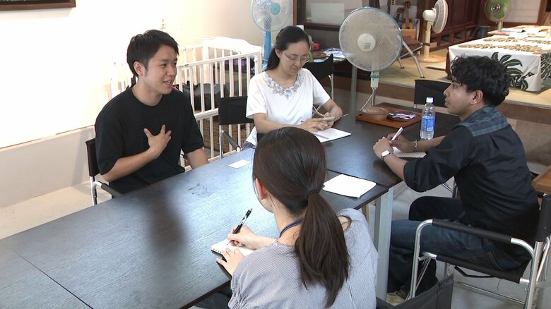 学生に自身の活動を熱心に語る小玉大也さん（左）